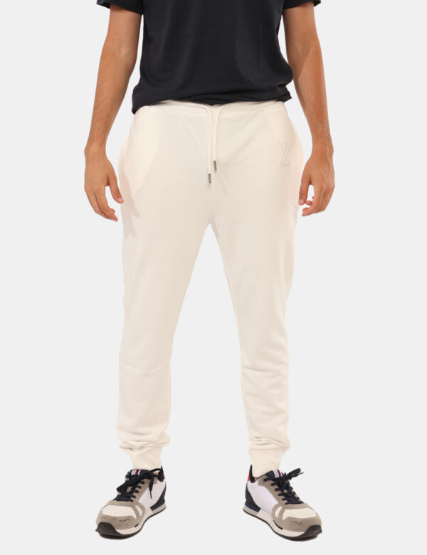 Pantaloni Yes Zee Bianco - Pantaloni simil tuta, in total bianco con tasche a taglio trasversale sul fronte e tasca con zip