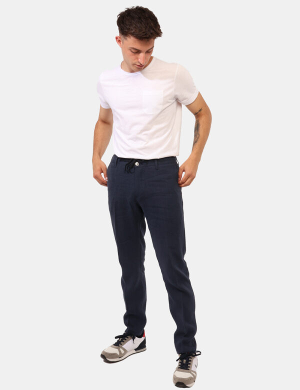 Pantaloni Prj22. Blu - Pantaloni eleganti in total blu navy. Presenti tasche a taglio trasversale più fake tasche sul retro.
