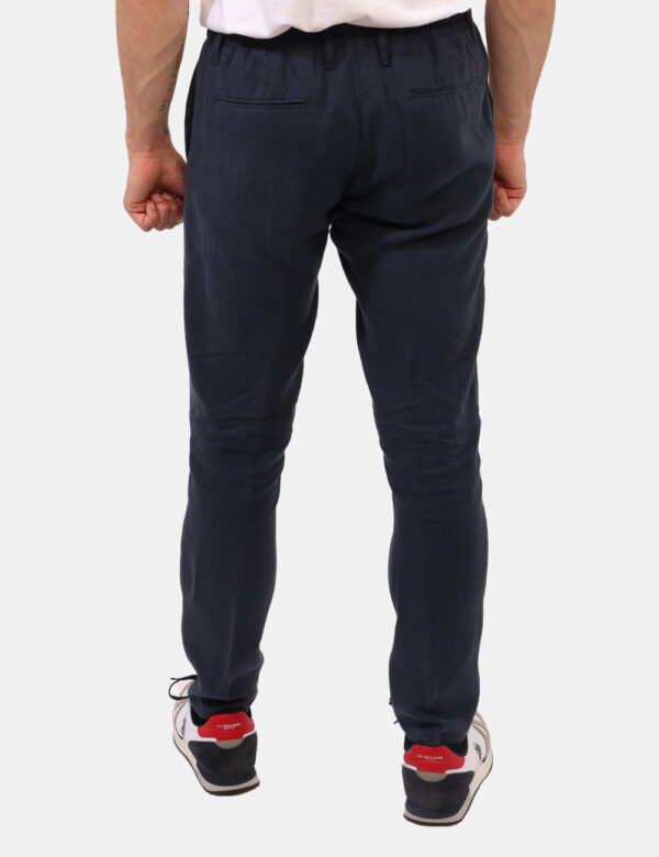 Pantaloni Prj22. Blu - Pantaloni eleganti in total blu navy. Presenti tasche a taglio trasversale più fake tasche sul retro.