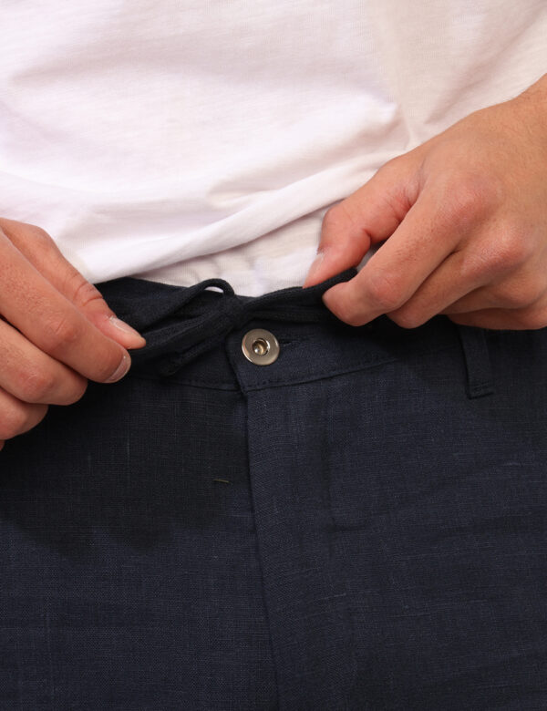 Pantaloni Prj22. Blu - Pantaloni eleganti in total blu navy. Presenti tasche a taglio trasversale più fake tasche sul retro.