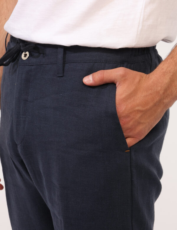 Pantaloni Prj22. Blu - Pantaloni eleganti in total blu navy. Presenti tasche a taglio trasversale più fake tasche sul retro.