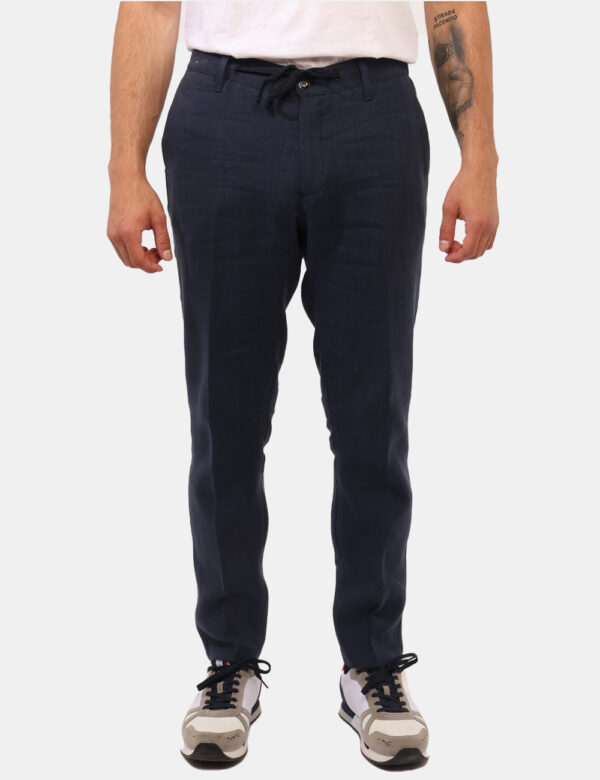 Pantaloni Prj22. Blu - Pantaloni eleganti in total blu navy. Presenti tasche a taglio trasversale più fake tasche sul retro.