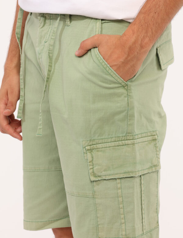 Bermuda Sseinse Verde - Bermuda classico in total verde chiaro con tasche a taglio trasversale sul fronte, tasche a fessura