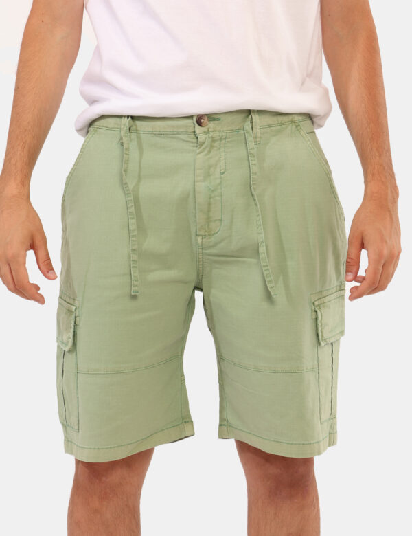 Bermuda Sseinse Verde - Bermuda classico in total verde chiaro con tasche a taglio trasversale sul fronte, tasche a fessura