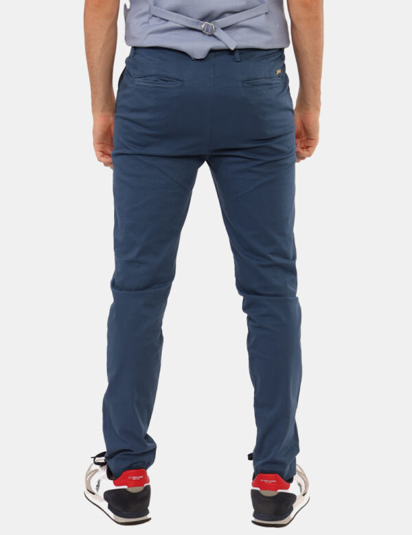 Pantaloni Sseinse Blu - Pantaloni in total blu con tasche a taglio trasversale e tasche a taglio sul retro. La vestibilità è