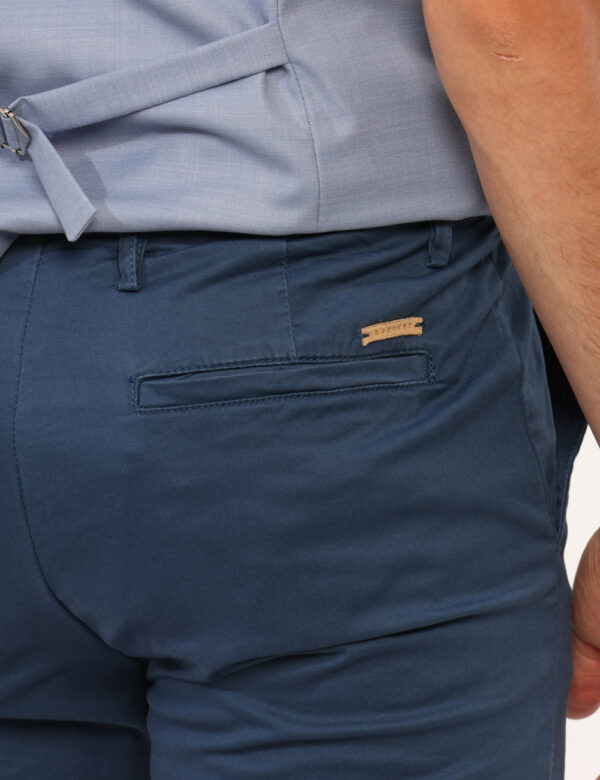 Pantaloni Sseinse Blu - Pantaloni in total blu con tasche a taglio trasversale e tasche a taglio sul retro. La vestibilità è