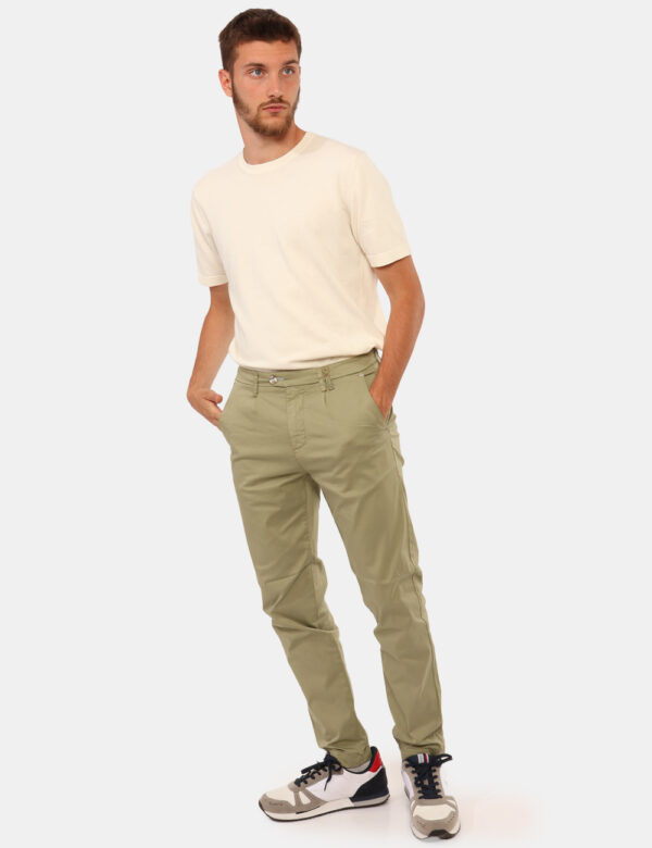 Pantaloni Sseinse Verde - Pantaloni in total verde con tasche a taglio trasversale e tasche a taglio sul retro. La vestibili