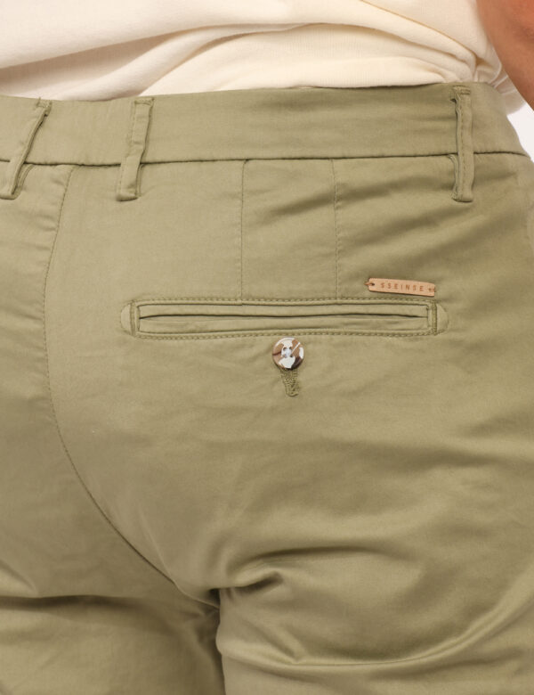 Pantaloni Sseinse Verde - Pantaloni in total verde con tasche a taglio trasversale e tasche a taglio sul retro. La vestibili
