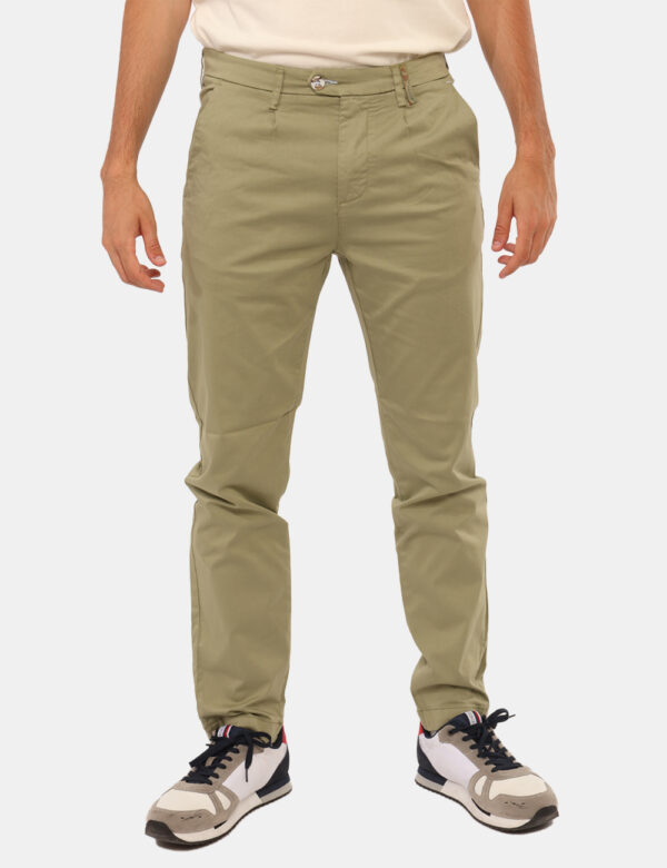 Pantaloni Sseinse Verde - Pantaloni in total verde con tasche a taglio trasversale e tasche a taglio sul retro. La vestibili
