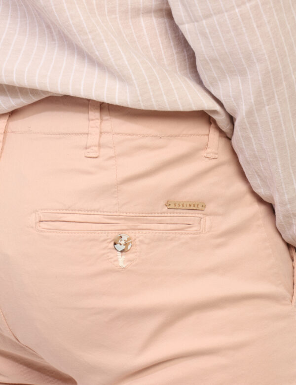 Pantaloni Sseinse Rosa - Pantaloni in total rosa chiaro con tasche a taglio trasversale e tasche a taglio sul retro. La vest