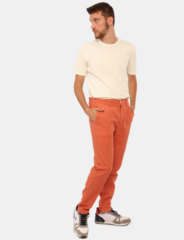 Pantaloni Sseinse Arancione - Pantaloni in total arancione con tasche a taglio trasversale e tasche a fessura sul retro. La