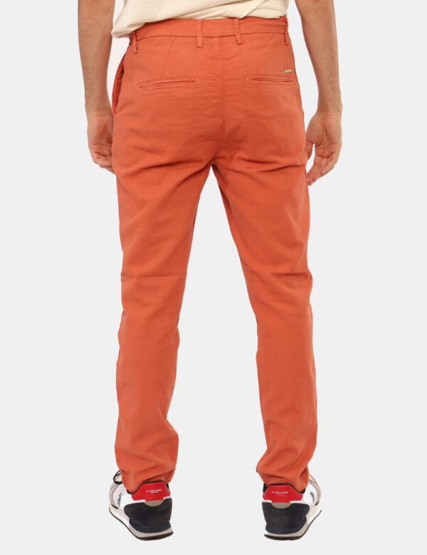 Pantaloni Sseinse Arancione - Pantaloni in total arancione con tasche a taglio trasversale e tasche a fessura sul retro. La