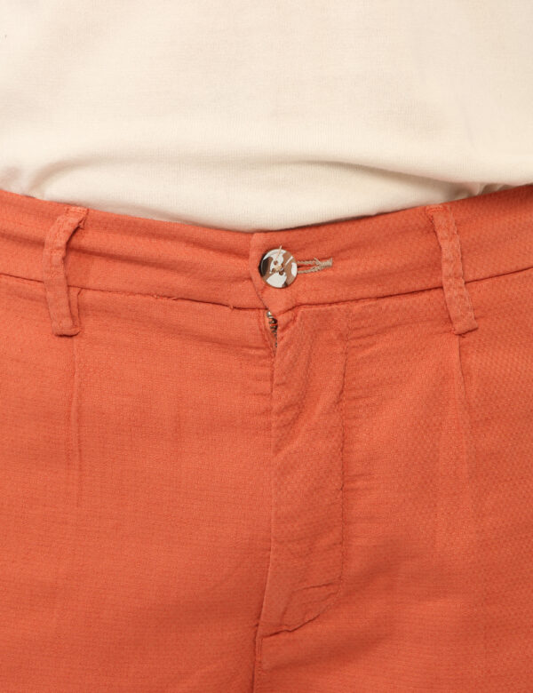 Pantaloni Sseinse Arancione - Pantaloni in total arancione con tasche a taglio trasversale e tasche a fessura sul retro. La