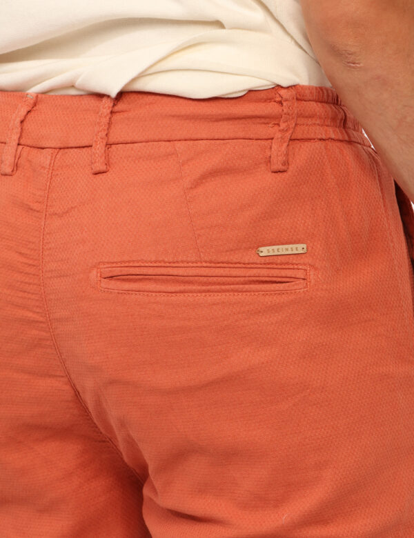 Pantaloni Sseinse Arancione - Pantaloni in total arancione con tasche a taglio trasversale e tasche a fessura sul retro. La