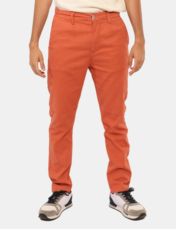 Pantaloni Sseinse Arancione - Pantaloni in total arancione con tasche a taglio trasversale e tasche a fessura sul retro. La