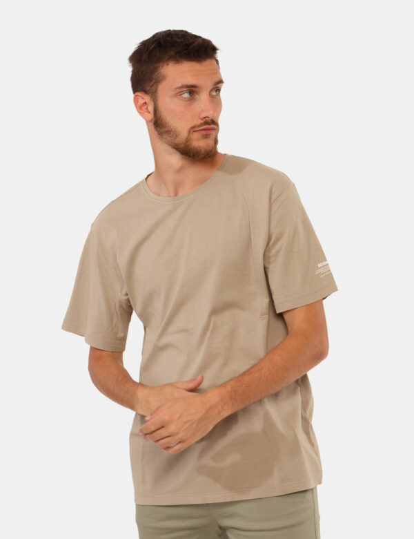 T-shirt Ecoalf Beige - T-shirt classica in total beige con stampa logo brand sul braccio sinistro e stampa sul retro. La ves