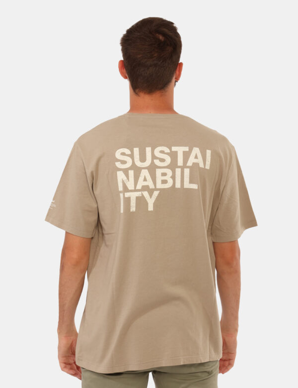 T-shirt Ecoalf Beige - T-shirt classica in total beige con stampa logo brand sul braccio sinistro e stampa sul retro. La ves