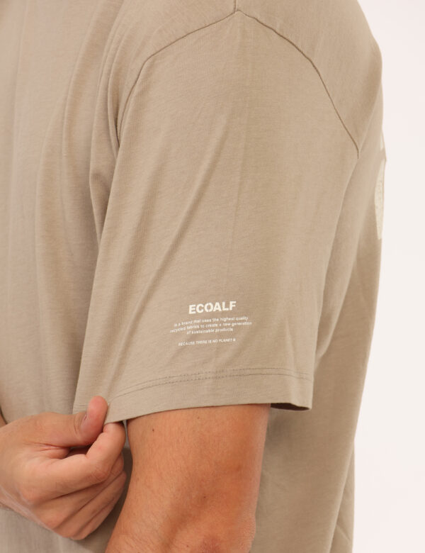 T-shirt Ecoalf Beige - T-shirt classica in total beige con stampa logo brand sul braccio sinistro e stampa sul retro. La ves