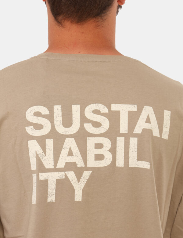 T-shirt Ecoalf Beige - T-shirt classica in total beige con stampa logo brand sul braccio sinistro e stampa sul retro. La ves