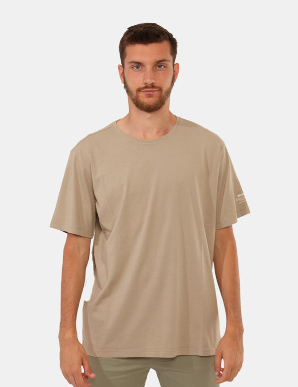 T-shirt Ecoalf Beige - T-shirt classica in total beige con stampa logo brand sul braccio sinistro e stampa sul retro. La ves