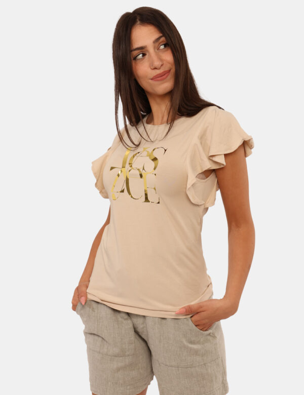 T-shirt Yes Zee Beige - T-shirt su base beige con stampa dorata logo brand, più volant in tinta sulle maniche. La vestibilit