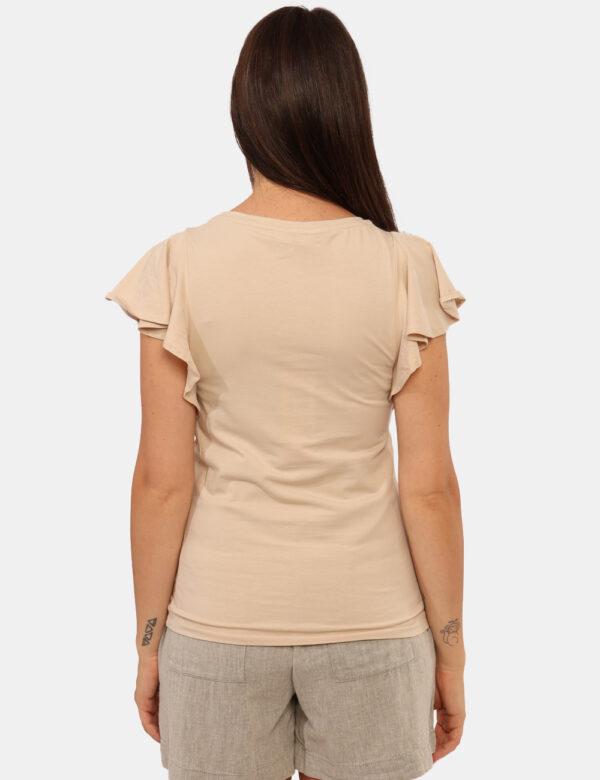 T-shirt Yes Zee Beige - T-shirt su base beige con stampa dorata logo brand, più volant in tinta sulle maniche. La vestibilit