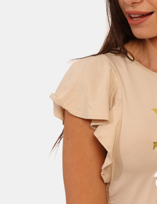 T-shirt Yes Zee Beige - T-shirt su base beige con stampa dorata logo brand, più volant in tinta sulle maniche. La vestibilit