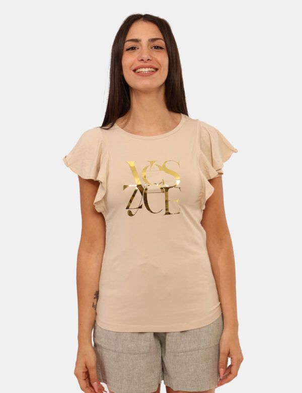 T-shirt Yes Zee Beige - T-shirt su base beige con stampa dorata logo brand, più volant in tinta sulle maniche. La vestibilit