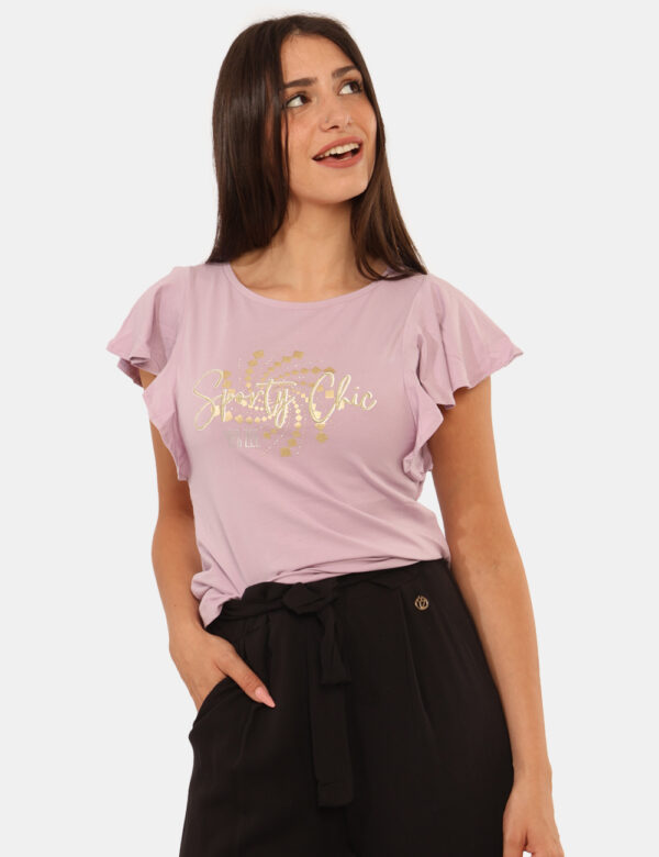 T-shirt Yes Zee Lilla - T-shirt su base lilla con stampa dorata arricchita da glitter, più volant in tinta sulle maniche. La