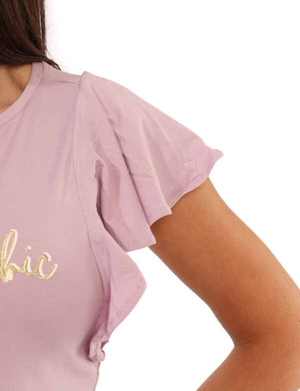 T-shirt Yes Zee Lilla - T-shirt su base lilla con stampa dorata arricchita da glitter, più volant in tinta sulle maniche. La