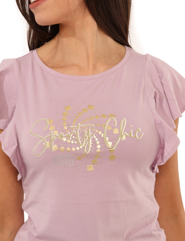 T-shirt Yes Zee Lilla - T-shirt su base lilla con stampa dorata arricchita da glitter, più volant in tinta sulle maniche. La