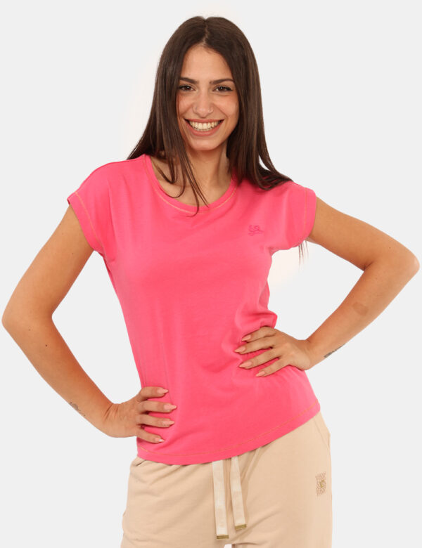 T-shirt Yes Zee Rosa - T-shirt classica in total roso con logo brand ricamato in tono su tono. La vestibilità è morbida e re
