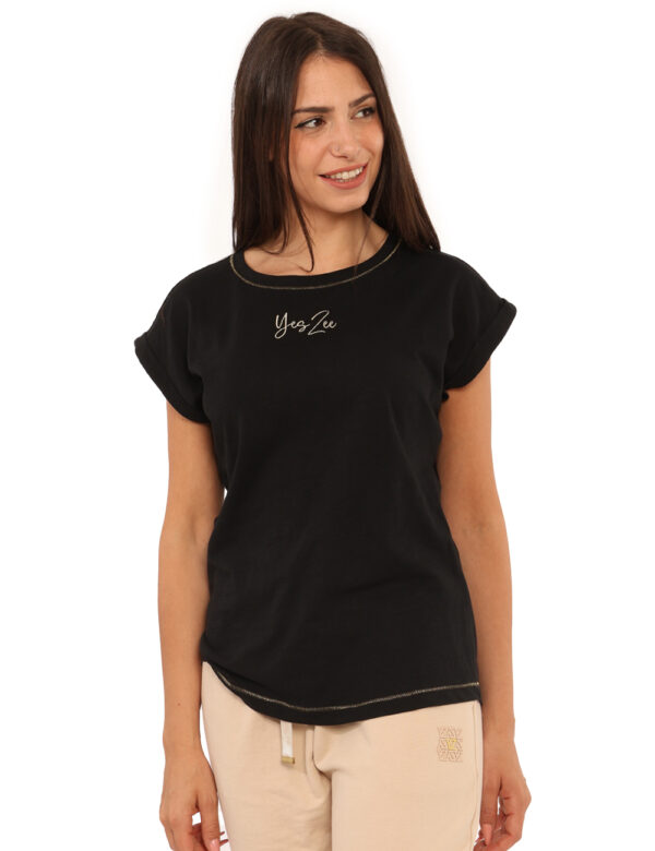 T-shirt Yes Zee Nero - T-shirt classica in total nero con logo brand ricamato dorato in tinta con la cucitura. La vestibilit