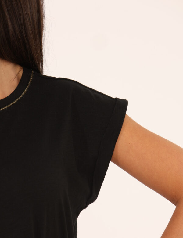 T-shirt Yes Zee Nero - T-shirt classica in total nero con logo brand ricamato dorato in tinta con la cucitura. La vestibilit