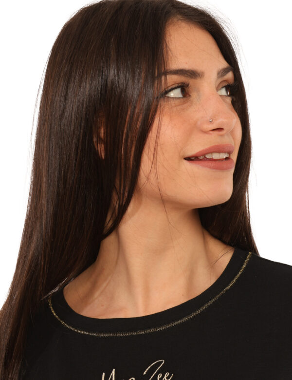 T-shirt Yes Zee Nero - T-shirt classica in total nero con logo brand ricamato dorato in tinta con la cucitura. La vestibilit