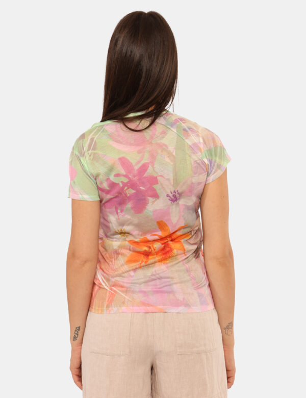 T-shirt Yes Zee Fantasia - T-shirt velata in fantasia tendente al rosa. La vestibilità è morbida e regolare. La t-shirt è ad