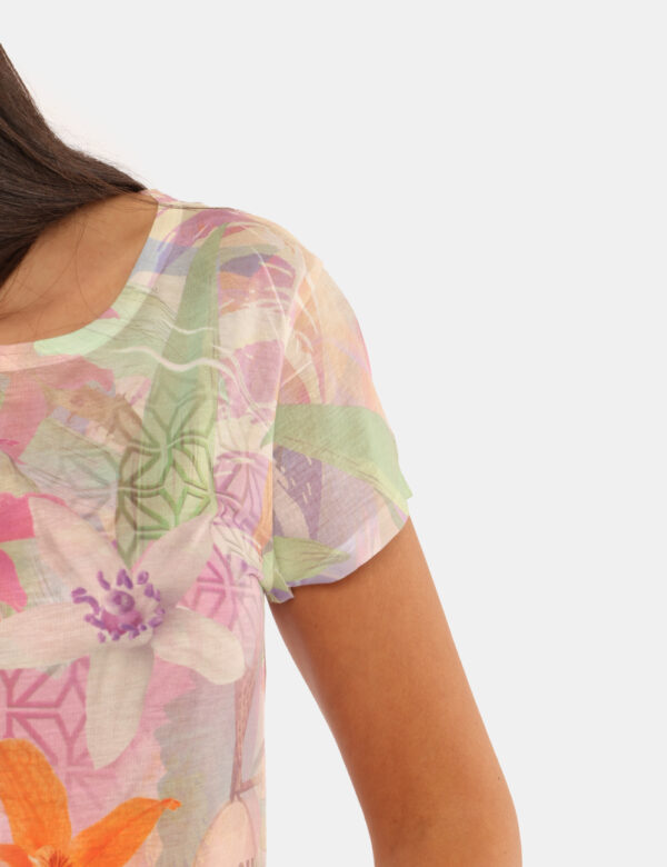 T-shirt Yes Zee Fantasia - T-shirt velata in fantasia tendente al rosa. La vestibilità è morbida e regolare. La t-shirt è ad