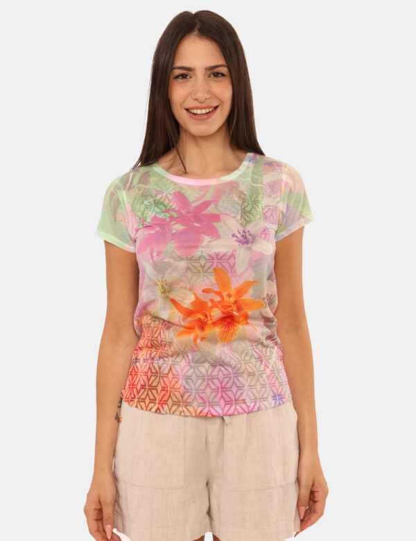 T-shirt Yes Zee Fantasia - T-shirt velata in fantasia tendente al rosa. La vestibilità è morbida e regolare. La t-shirt è ad