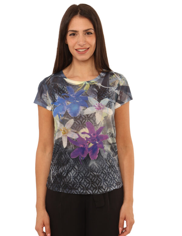 T-shirt Yes Zee Fantasia - T-shirt velata in fantasia tendente al blu. La vestibilità è morbida e regolare. La t-shirt è ada