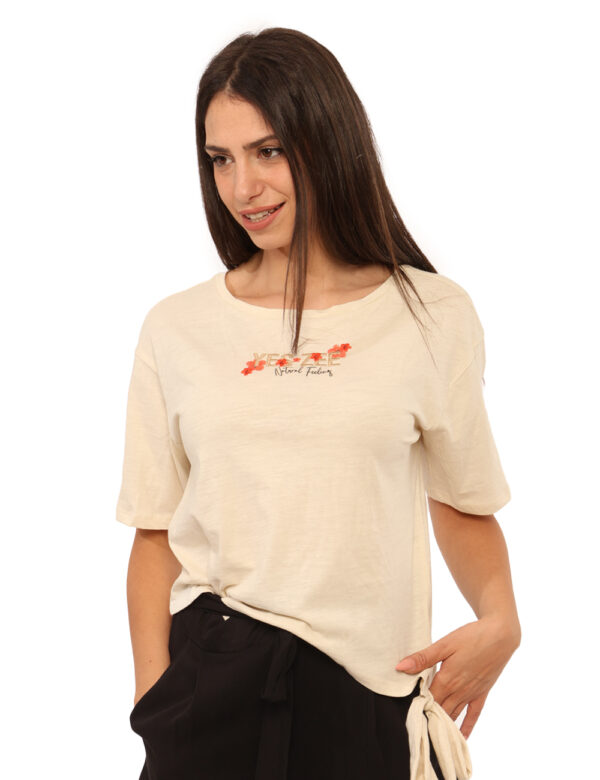 T-shirt Yes Zee Beige - T-shirt classica su base beige con ricamo floreale in tinta coordinata più nodo laterale. La vestibi