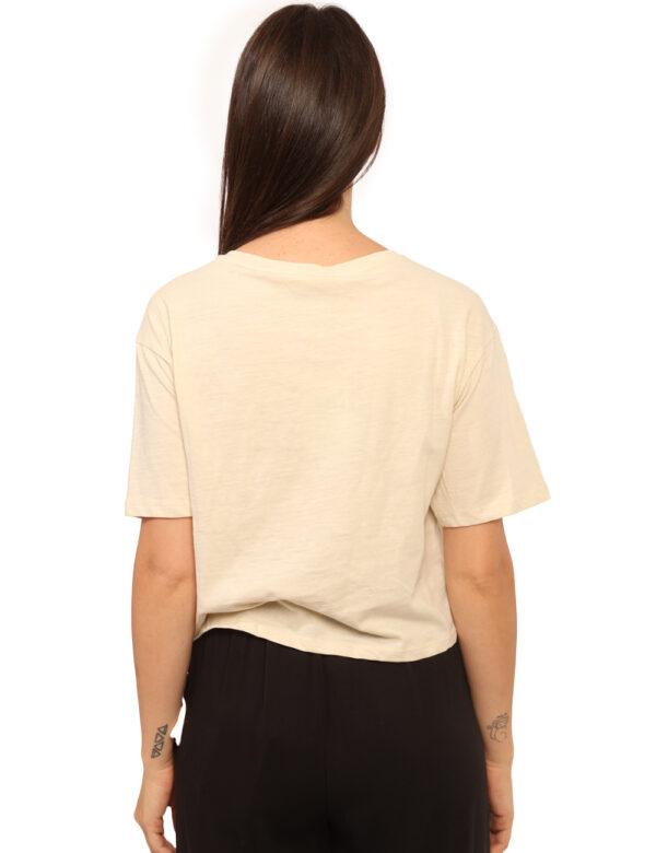 T-shirt Yes Zee Beige - T-shirt classica su base beige con ricamo floreale in tinta coordinata più nodo laterale. La vestibi