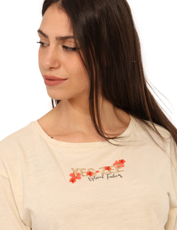 T-shirt Yes Zee Beige - T-shirt classica su base beige con ricamo floreale in tinta coordinata più nodo laterale. La vestibi