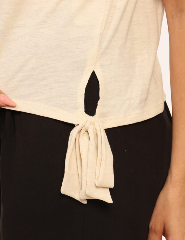 T-shirt Yes Zee Beige - T-shirt classica su base beige con ricamo floreale in tinta coordinata più nodo laterale. La vestibi
