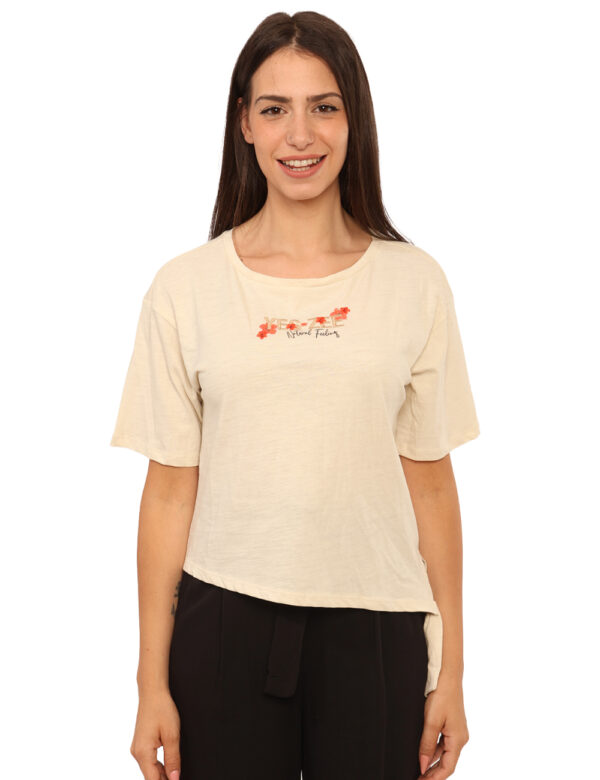 T-shirt Yes Zee Beige - T-shirt classica su base beige con ricamo floreale in tinta coordinata più nodo laterale. La vestibi