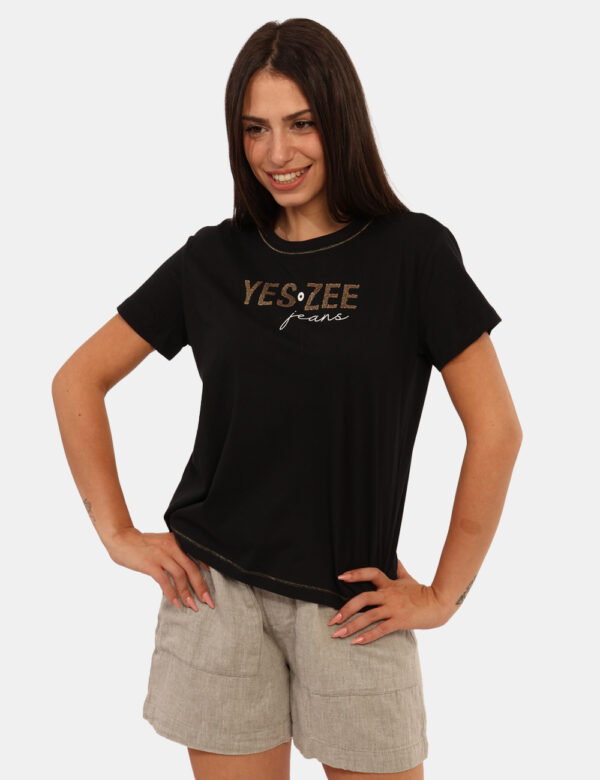 T-shirt Yes Zee Nero - T-shirt classica in total nero con stampa logo brand dorata che richiama alcune cuciture. La vestibil