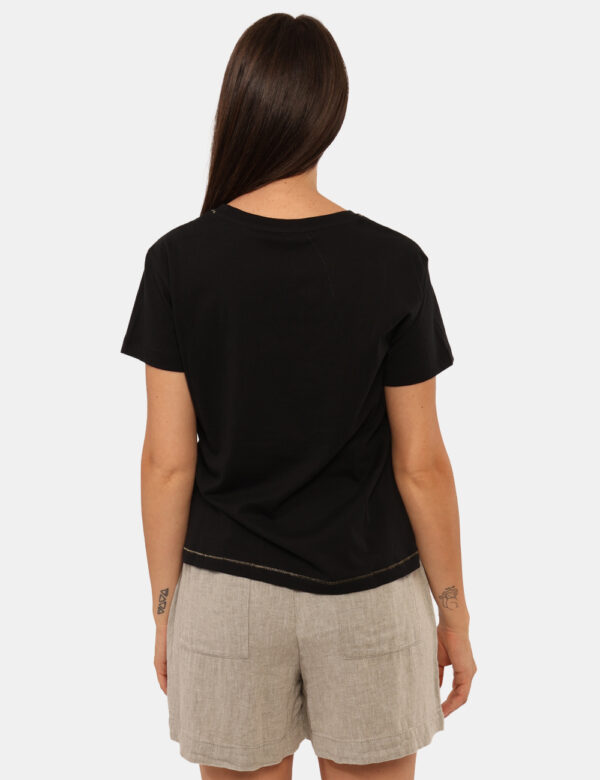 T-shirt Yes Zee Nero - T-shirt classica in total nero con stampa logo brand dorata che richiama alcune cuciture. La vestibil