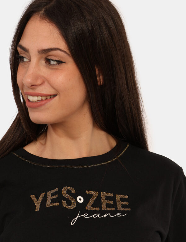 T-shirt Yes Zee Nero - T-shirt classica in total nero con stampa logo brand dorata che richiama alcune cuciture. La vestibil