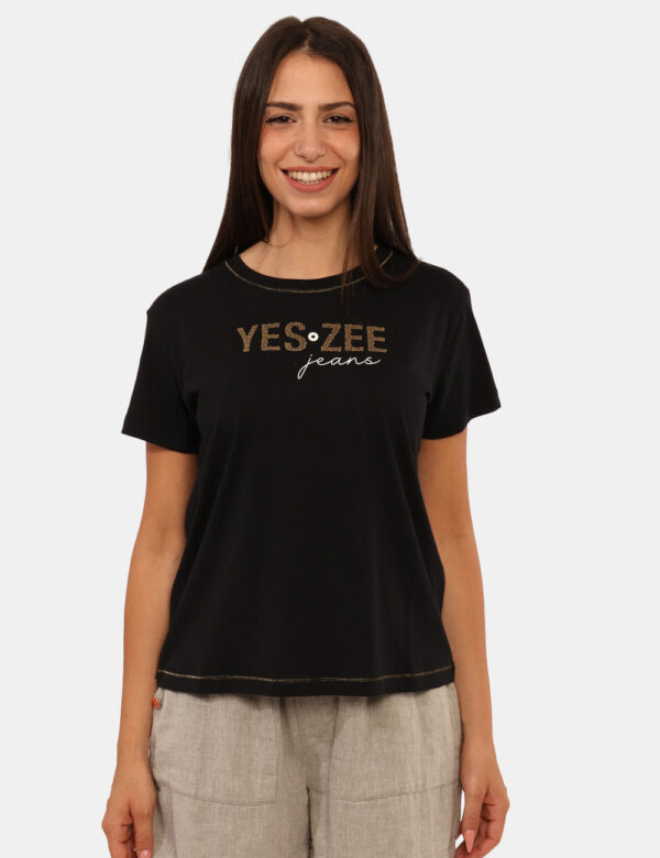 T-shirt Yes Zee Nero - T-shirt classica in total nero con stampa logo brand dorata che richiama alcune cuciture. La vestibil