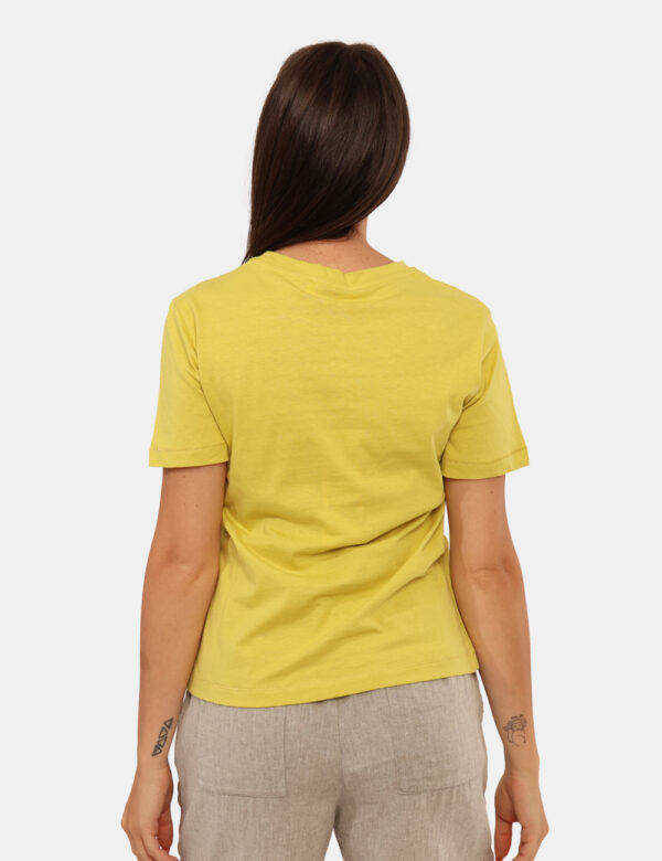 T-shirt Yes Zee Giallo - T-shirt classica su base giallo lime con logo brand in glitter coordinati. La vestibilità è morbida