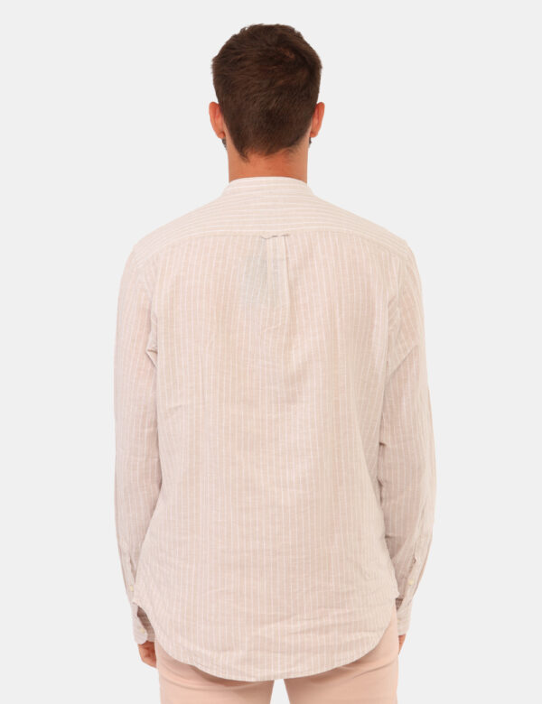 Camicia Goha Beige - Camicia in misto cotone/lino, in total beige rigata bianca con colletto alla coreana. La vestibilità è